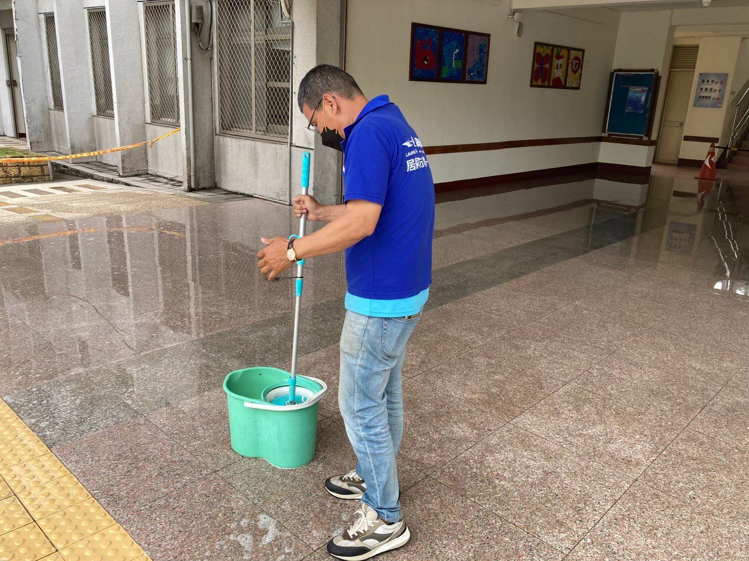 適當的清潔和保養不僅可以確保地板的外觀保持良好,還可以讓防滑效果維持更加好喔